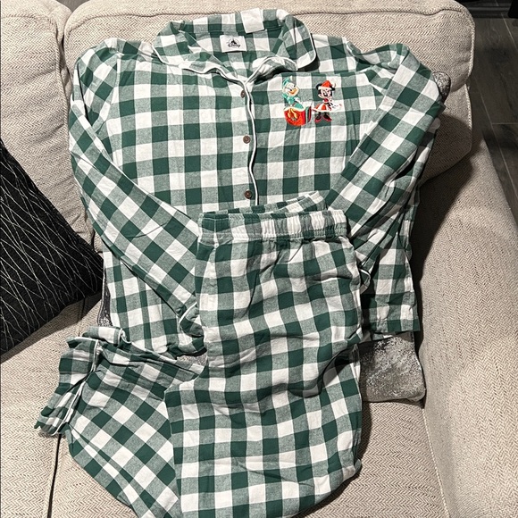 ❌Sold❌ Disney store Minnie Mouse and Daisy Duck holiday pajamas women size L GUC - Picture 4 of 12